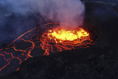 Cratère et lac de lave - volcan du Geldingadalir - 1mn 07s